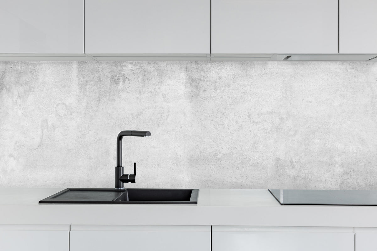 Küche - Graue Grunge Betonwand hinter weißen Hochglanz-Küchenregalen und schwarzem Wasserhahn