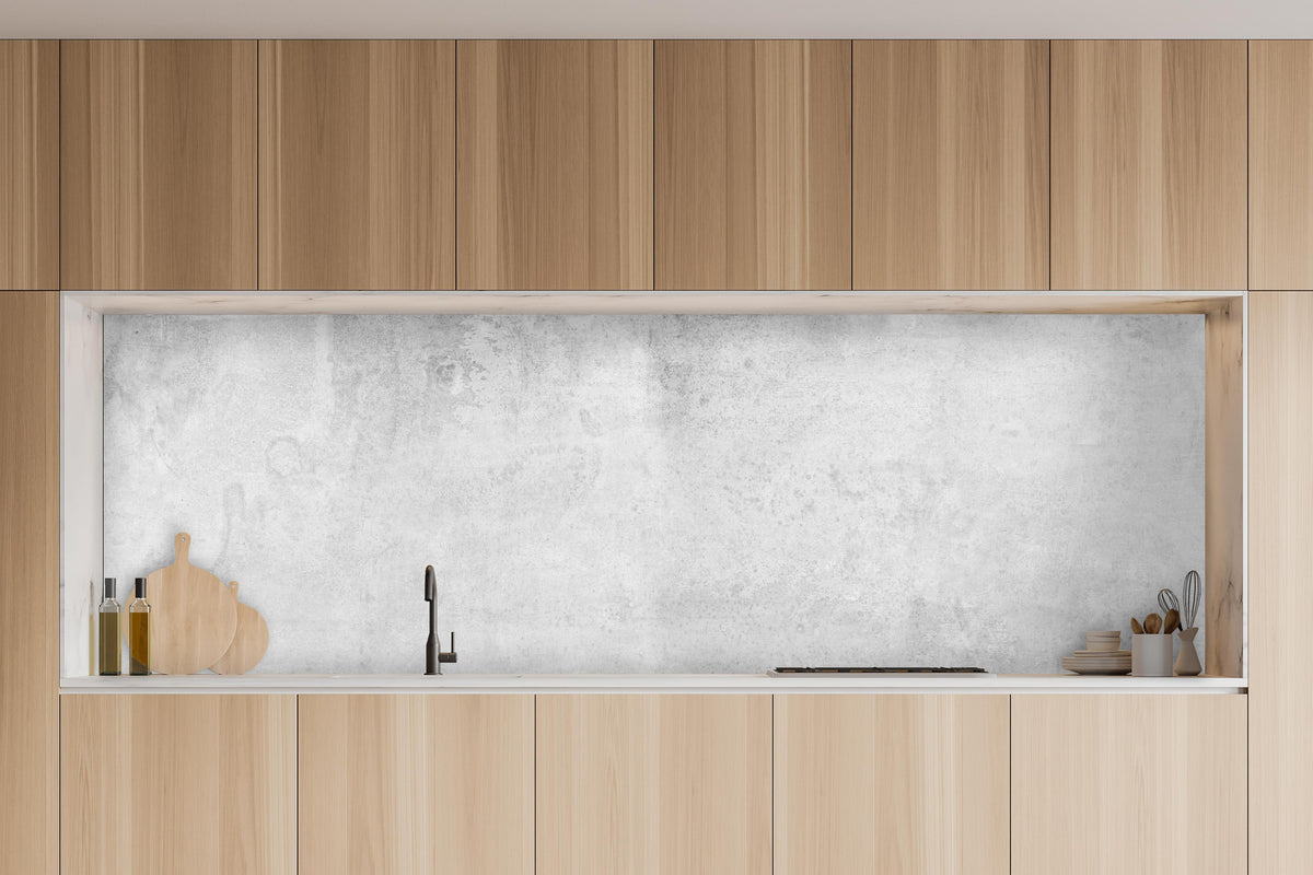 Küche - Graue Grunge Betonwand in charakteristischer Vollholz-Küche mit modernem Gasherd