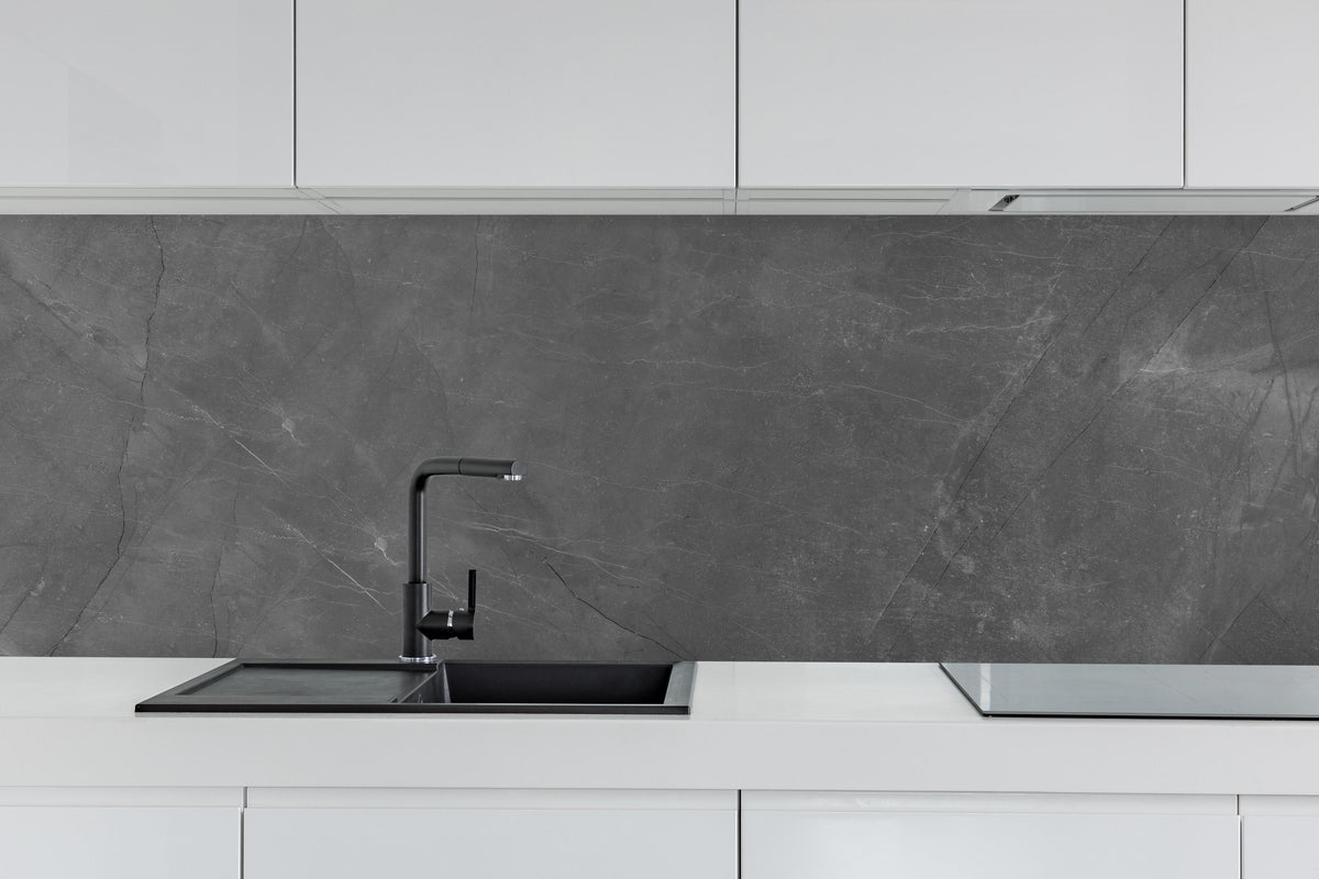 Küche - Graue Marmor Textur mit Adern hinter weißen Hochglanz-Küchenregalen und schwarzem Wasserhahn