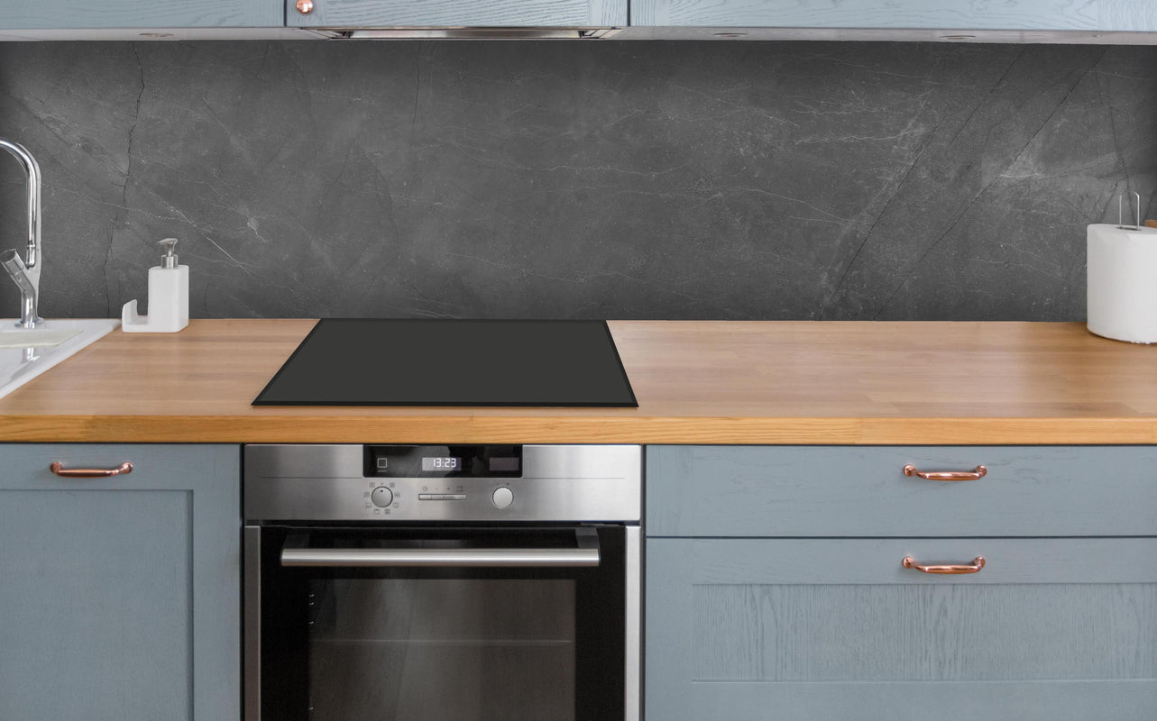 Küche - Graue Marmor Textur mit Adern über polierter Holzarbeitsplatte mit Cerankochfeld