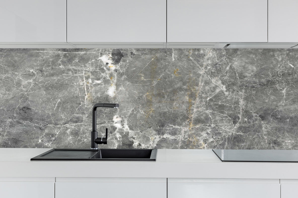 Küche - Graue Marmorstein Textur hinter weißen Hochglanz-Küchenregalen und schwarzem Wasserhahn