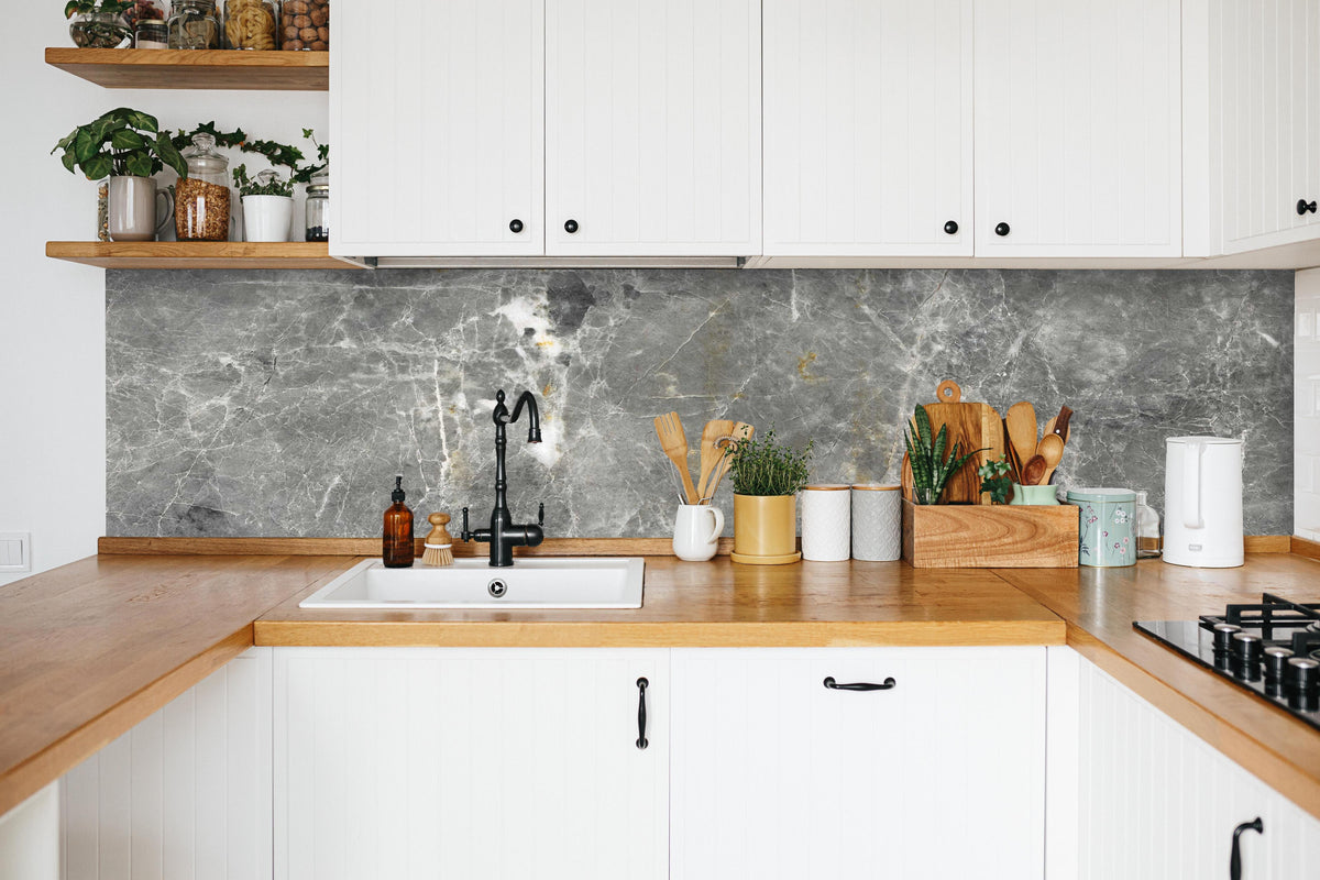 Küche - Graue Marmorstein Textur in weißer Küche hinter Gewürzen und Kochlöffeln aus Holz