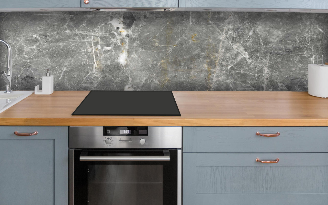 Küche - Graue Marmorstein Textur über polierter Holzarbeitsplatte mit Cerankochfeld