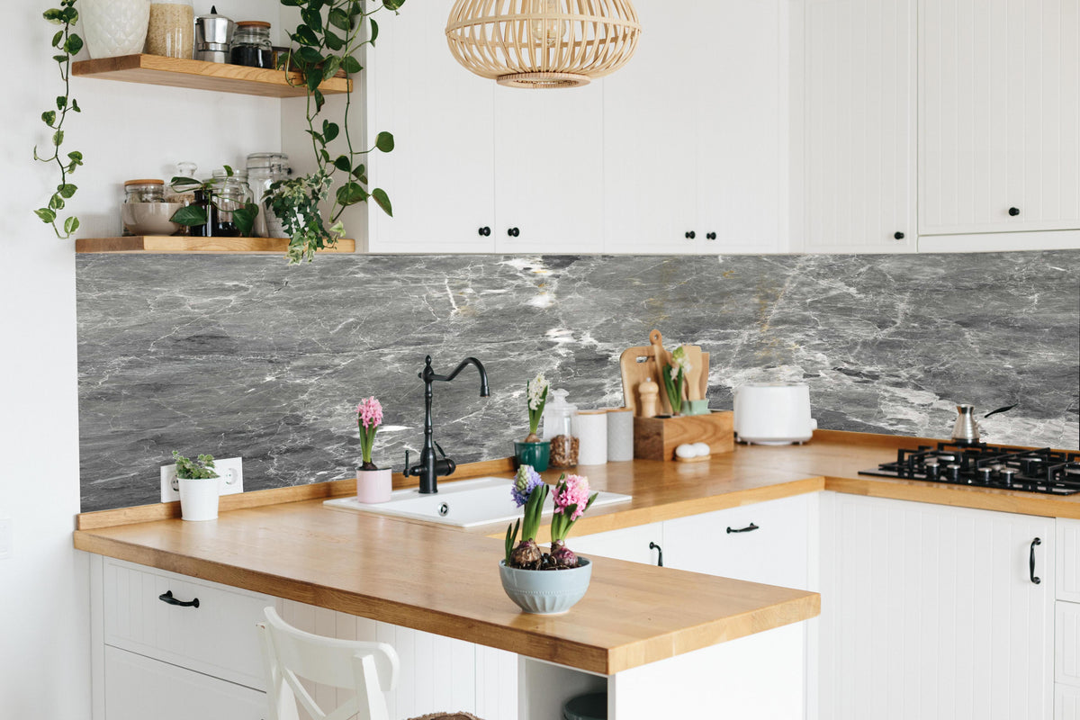 Küche - Graue Marmorstein Textur in lebendiger Küche mit bunten Blumen
