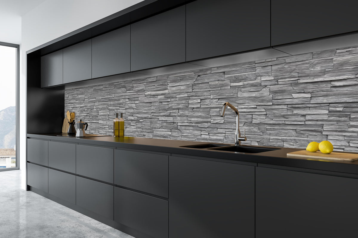 Küche - Graue Steinwand in tiefschwarzer matt-premium Einbauküche