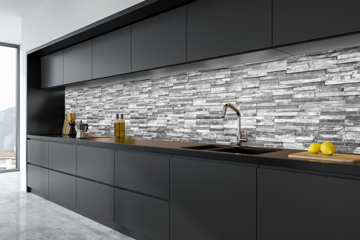 Küche - Graue moderne Ziegelwand in tiefschwarzer matt-premium Einbauküche