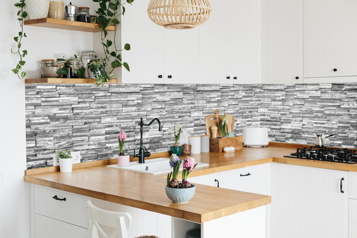 Küche - Graue moderne Ziegelwand in lebendiger Küche mit bunten Blumen