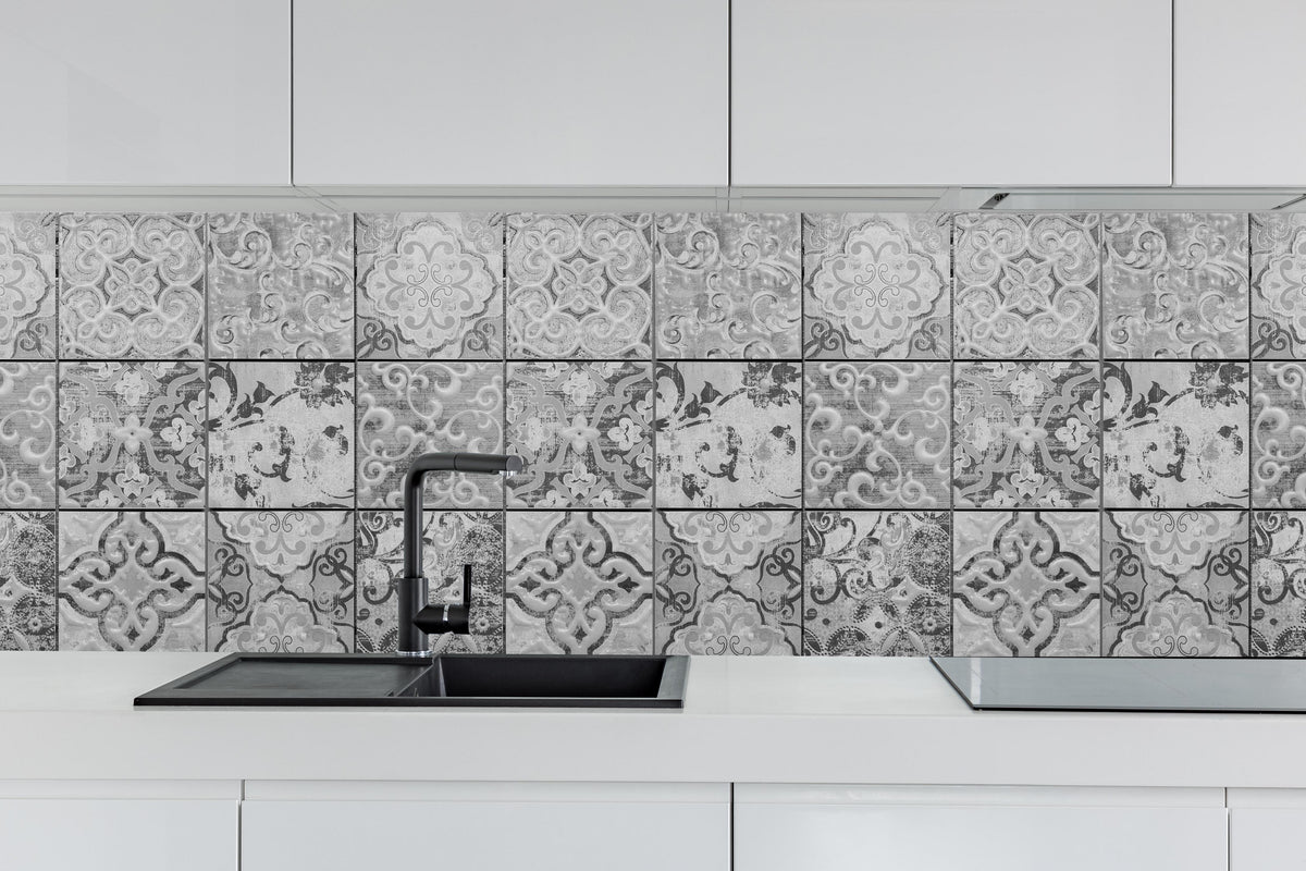 Küche - Graue rechteckige Vintage Zementwand hinter weißen Hochglanz-Küchenregalen und schwarzem Wasserhahn