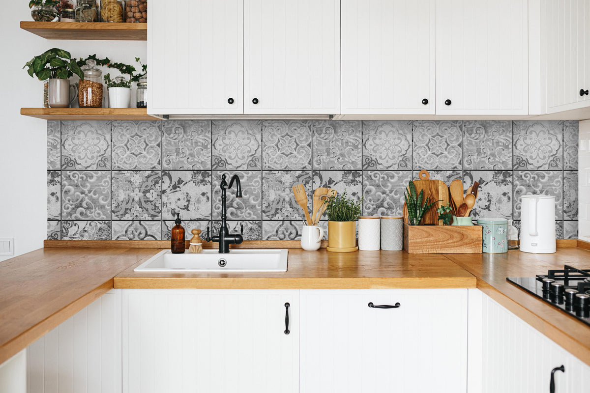 Küche - Graue rechteckige Vintage Zementwand in weißer Küche hinter Gewürzen und Kochlöffeln aus Holz