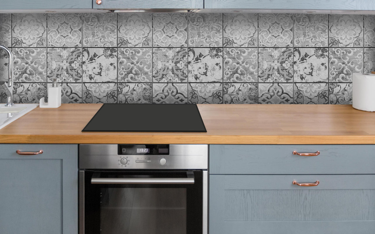 Küche - Graue rechteckige Vintage Zementwand über polierter Holzarbeitsplatte mit Cerankochfeld