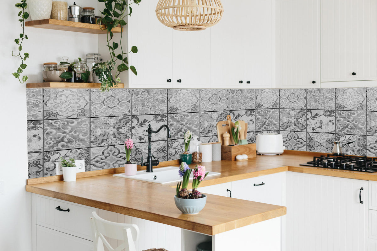 Küche - Graue rechteckige Vintage Zementwand in lebendiger Küche mit bunten Blumen