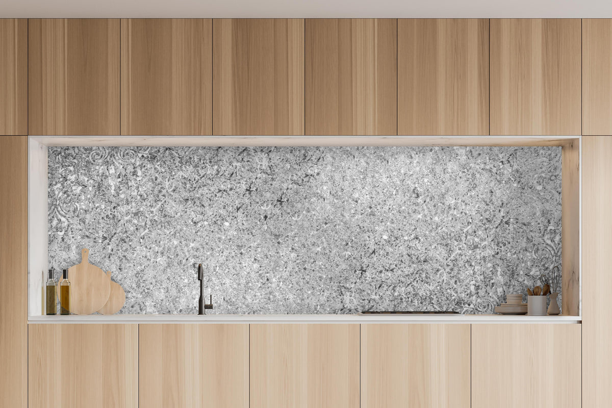 Küche - Graue schäbige Betonwand in charakteristischer Vollholz-Küche mit modernem Gasherd