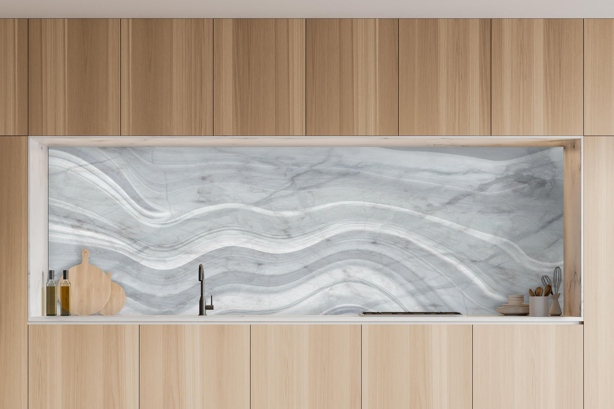 Küche - Graue wellenförmige Marmor Textur in charakteristischer Vollholz-Küche mit modernem Gasherd