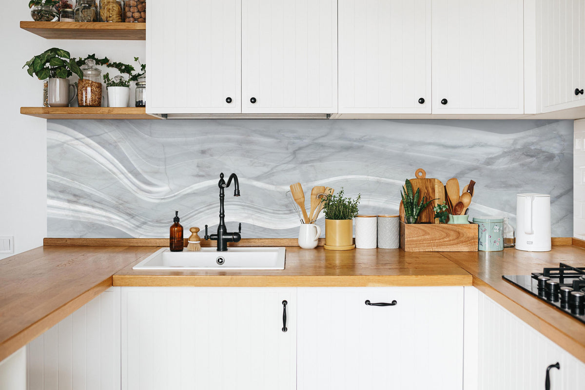 Küche - Graue wellenförmige Marmor Textur in weißer Küche hinter Gewürzen und Kochlöffeln aus Holz