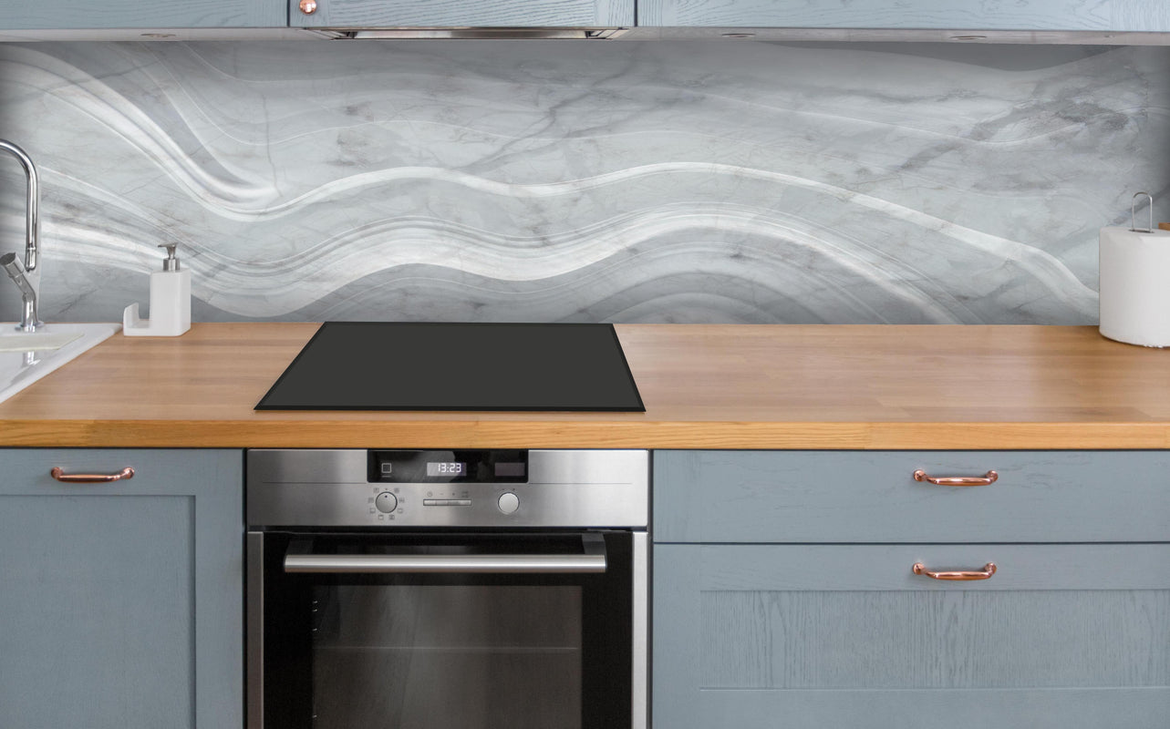Küche - Graue wellenförmige Marmor Textur über polierter Holzarbeitsplatte mit Cerankochfeld