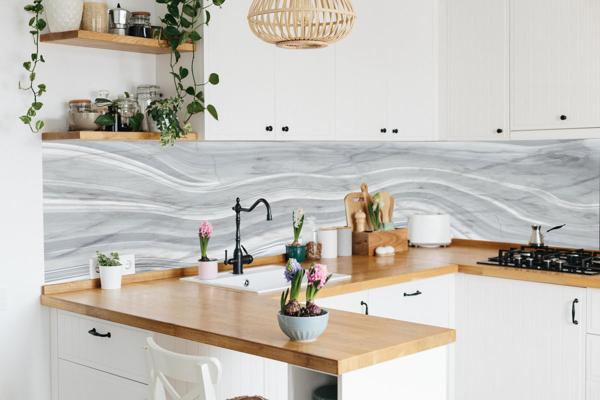 Küche - Graue wellenförmige Marmor Textur in lebendiger Küche mit bunten Blumen