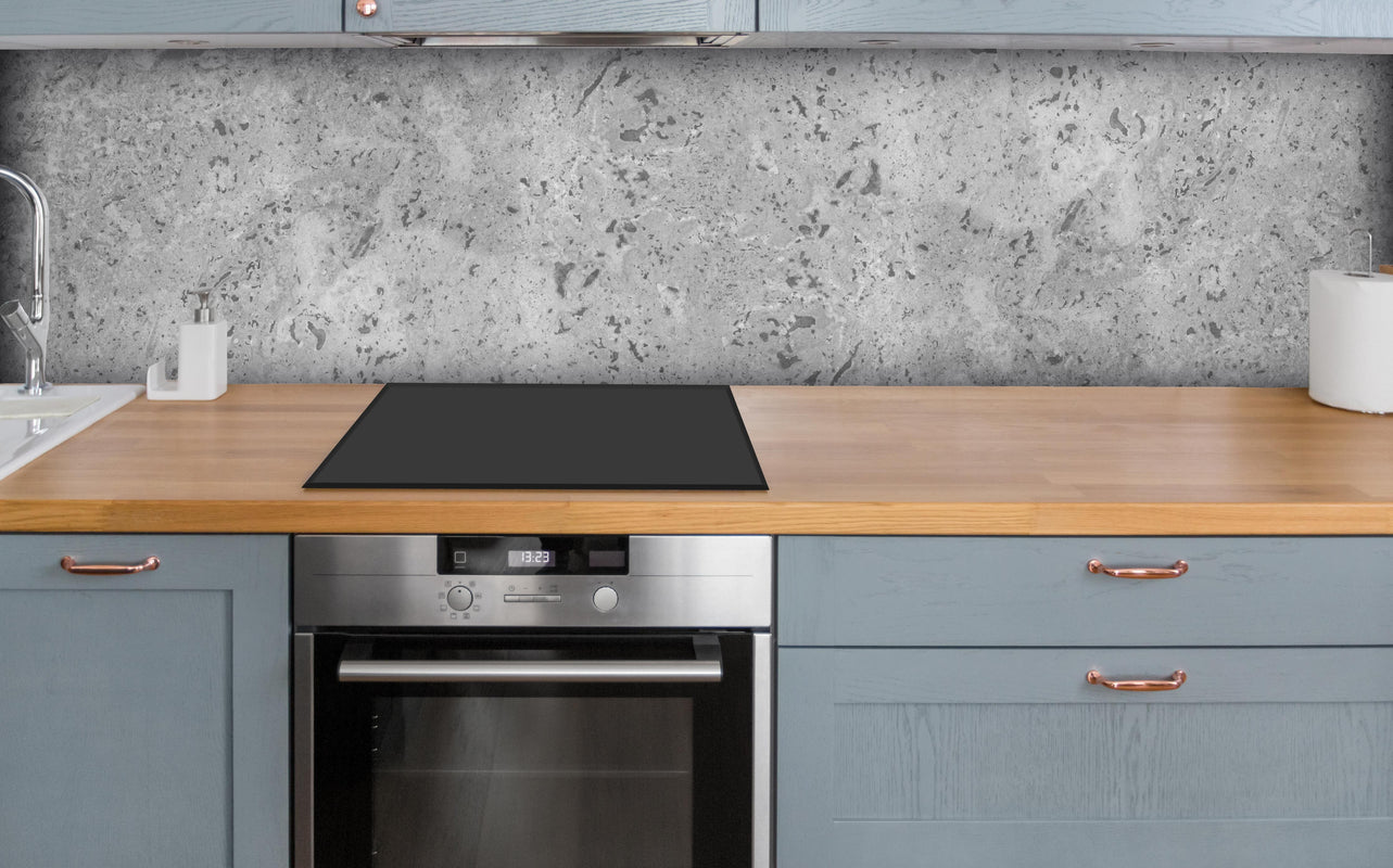 Küche - Grauer Beton über polierter Holzarbeitsplatte mit Cerankochfeld