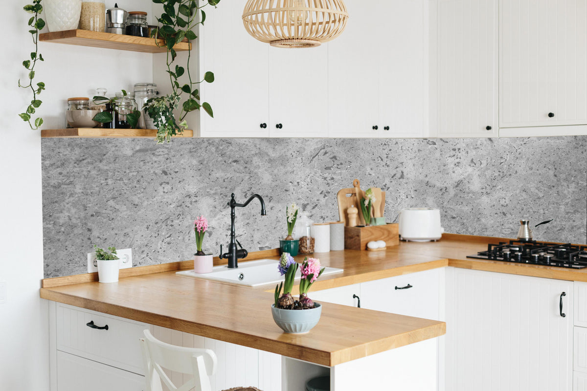 Küche - Grauer Beton in lebendiger Küche mit bunten Blumen