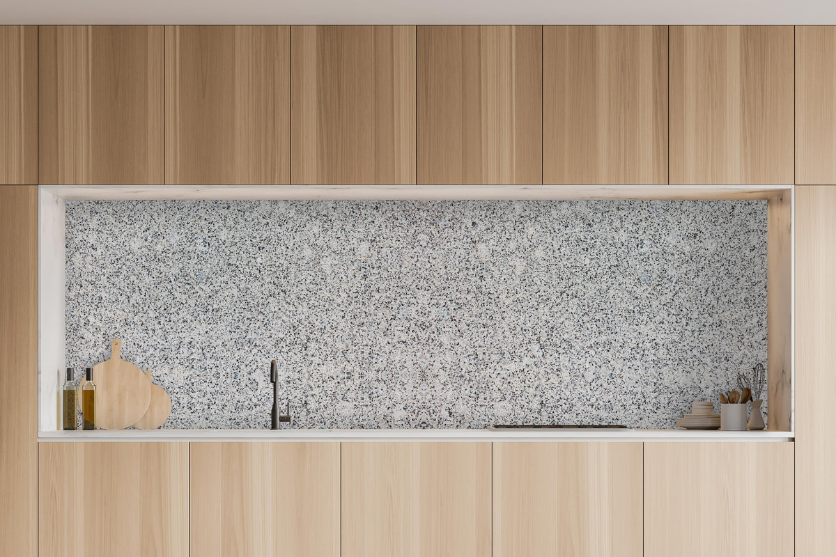 Küche - Grauer Granit in charakteristischer Vollholz-Küche mit modernem Gasherd