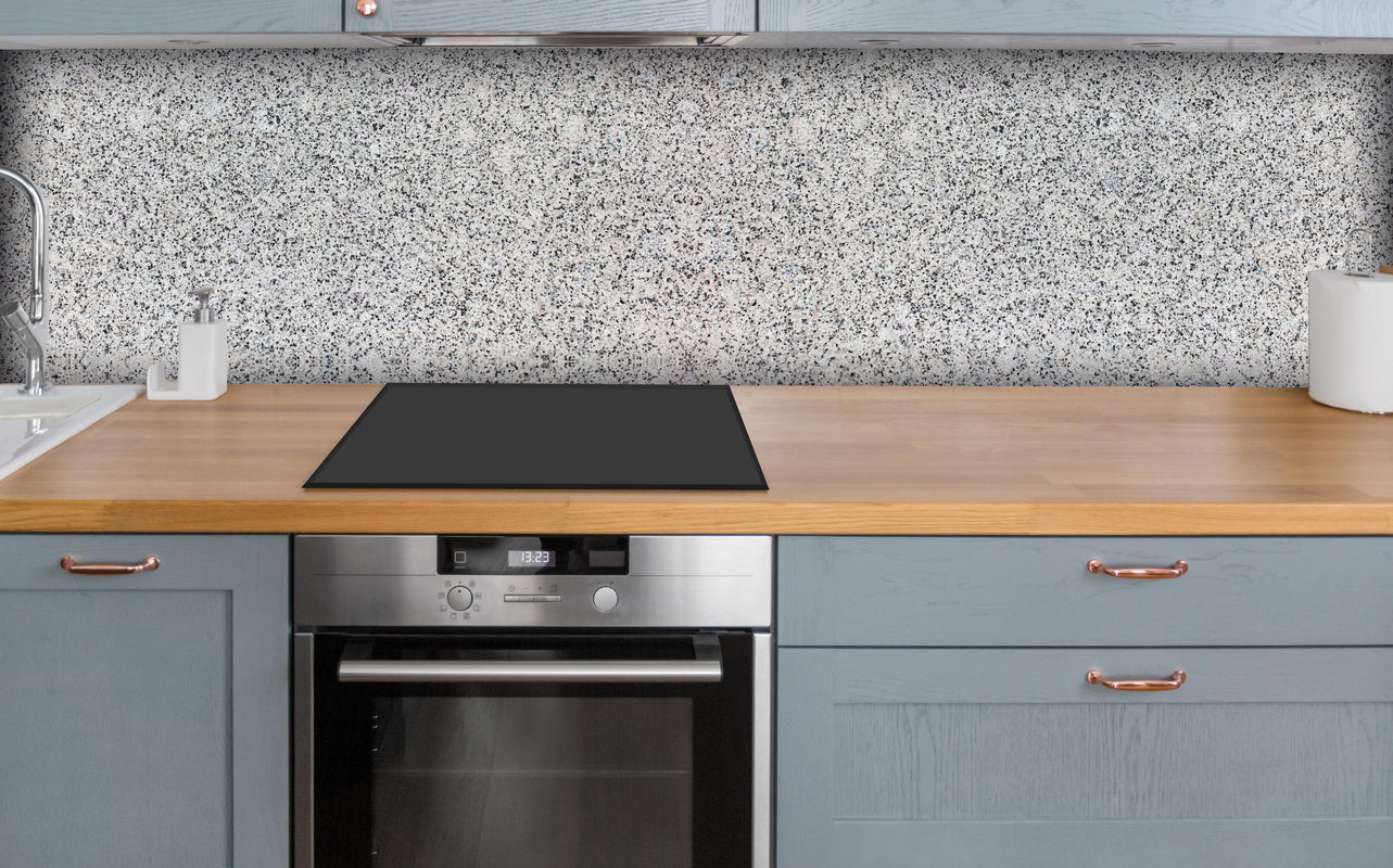 Küche - Grauer Granit über polierter Holzarbeitsplatte mit Cerankochfeld