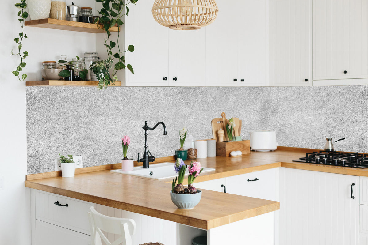 Küche - Grauer Kalkstein in lebendiger Küche mit bunten Blumen