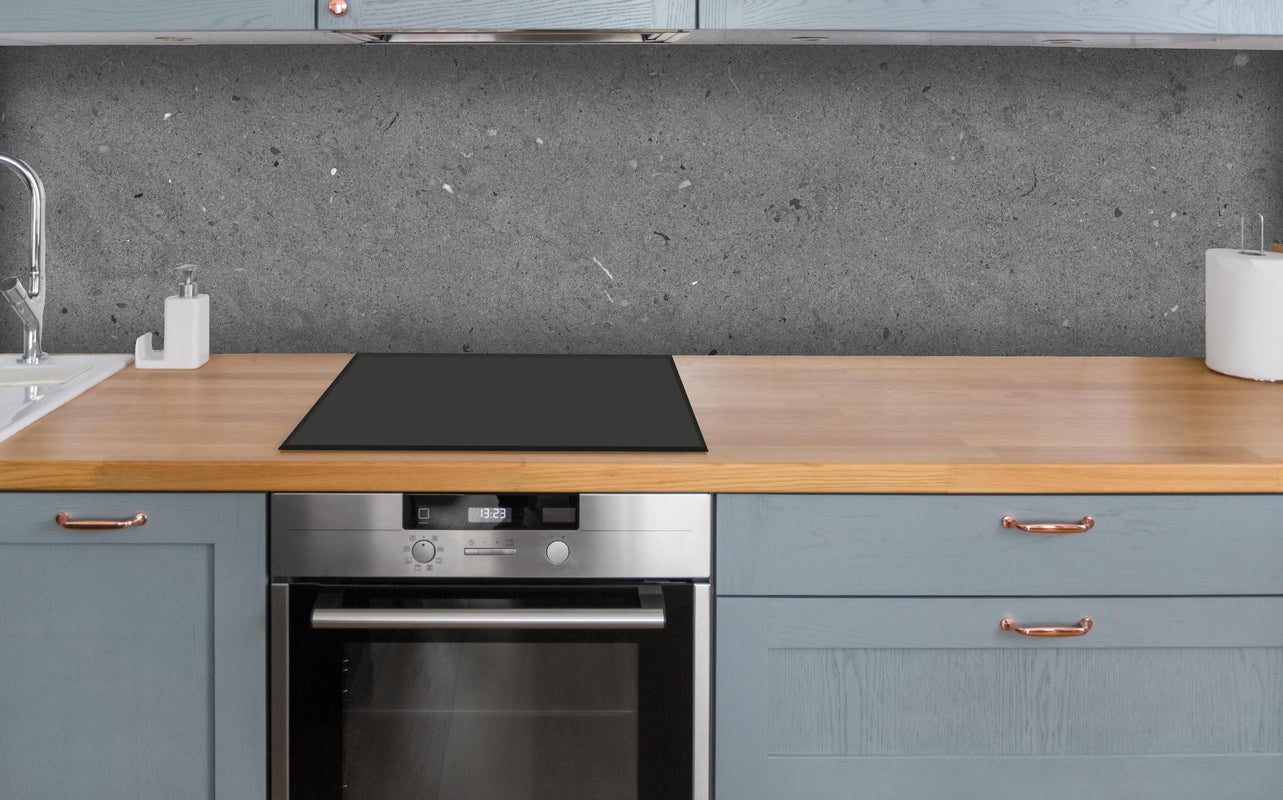 Küche - Grauer Marmor im Asphaltdesign über polierter Holzarbeitsplatte mit Cerankochfeld