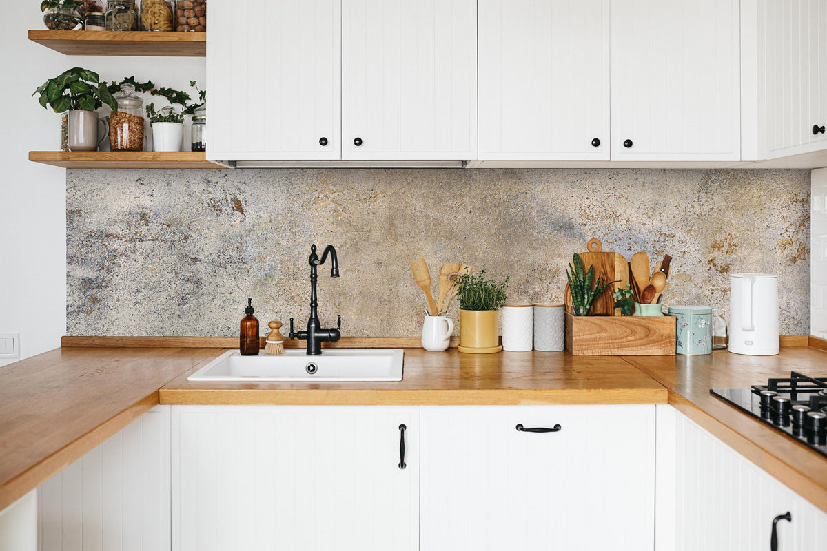 Küche - Grauer Zement Hintergrund in weißer Küche hinter Gewürzen und Kochlöffeln aus Holz