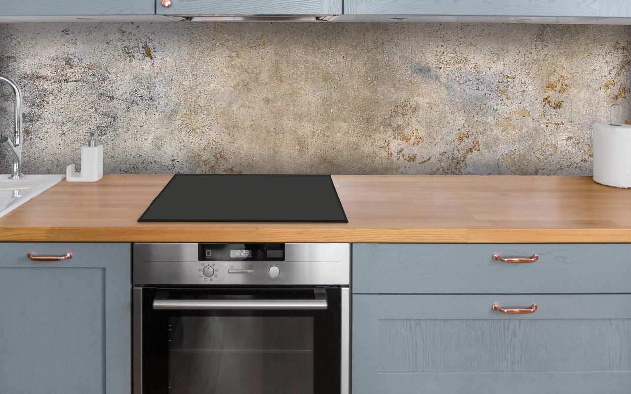 Küche - Grauer Zement Hintergrund über polierter Holzarbeitsplatte mit Cerankochfeld