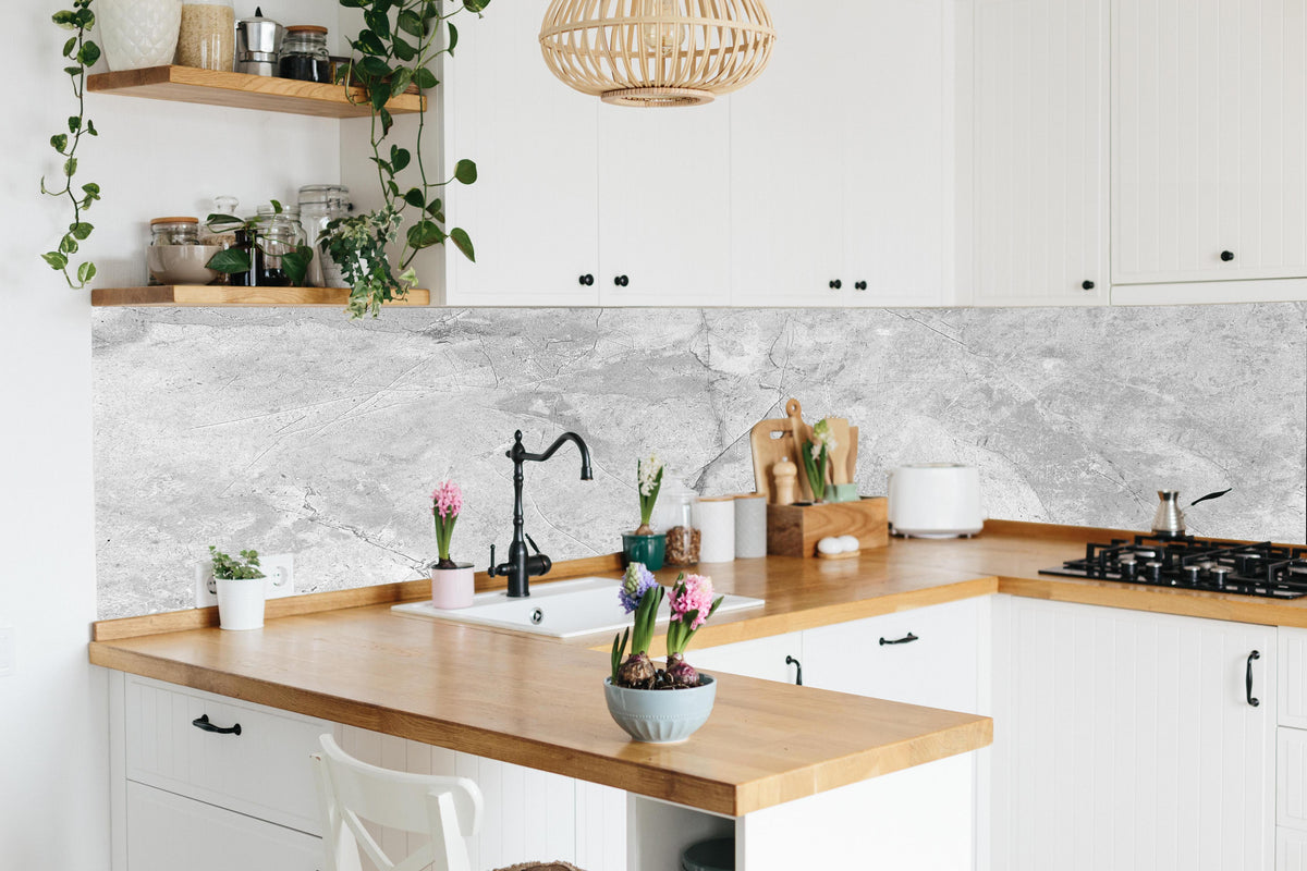Küche - Graues Betonmuster über polierter Holzarbeitsplatte mit Cerankochfeld