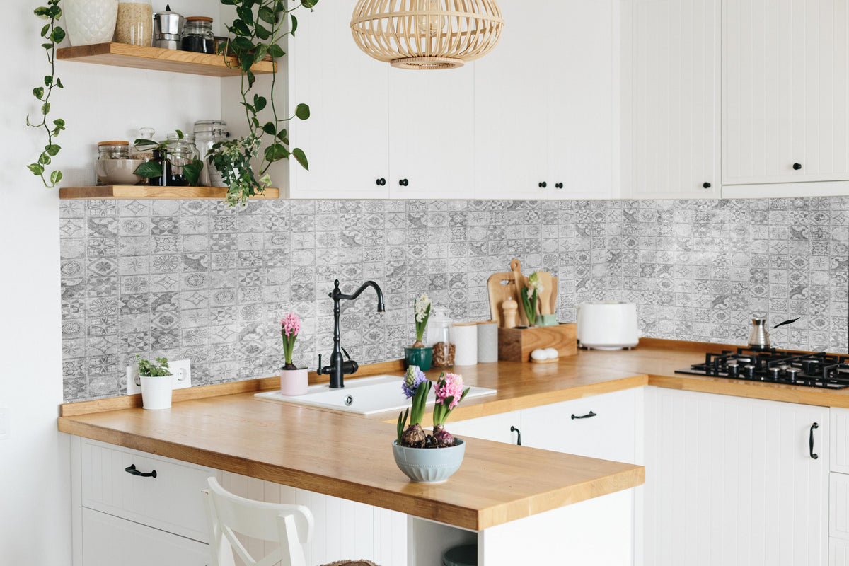 Küche - Graues weißes Mosaikmotiv in lebendiger Küche mit bunten Blumen