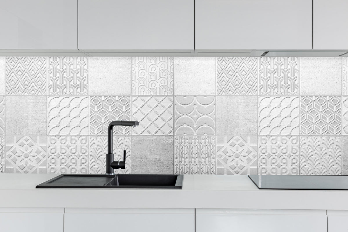 Küche - Graues weißes Vintage Mosaikmotiv hinter weißen Hochglanz-Küchenregalen und schwarzem Wasserhahn