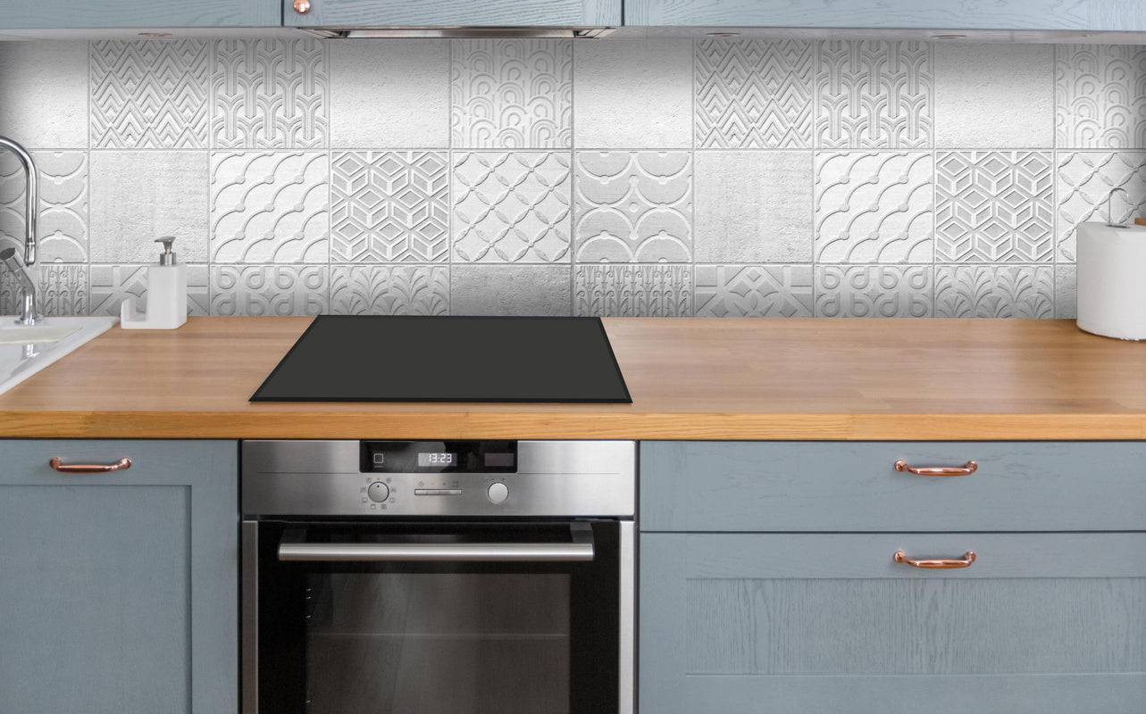 Küche - Graues weißes Vintage Mosaikmotiv über polierter Holzarbeitsplatte mit Cerankochfeld