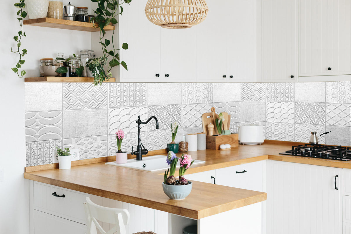 Küche - Graues weißes Vintage Mosaikmotiv in lebendiger Küche mit bunten Blumen