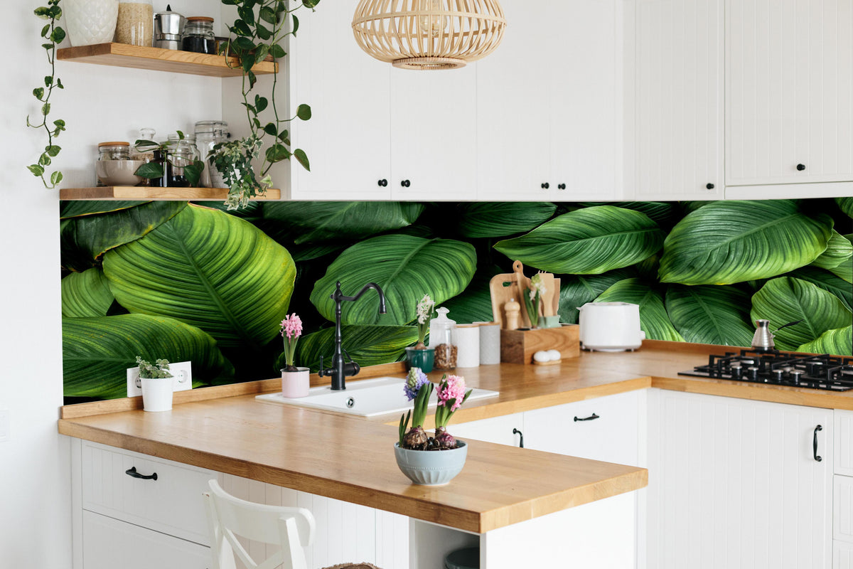 Küche - Große grüne Blätter in lebendiger Küche mit bunten Blumen