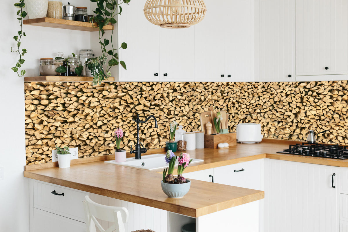 Küche - Großer Haufen Holzscheite in lebendiger Küche mit bunten Blumen