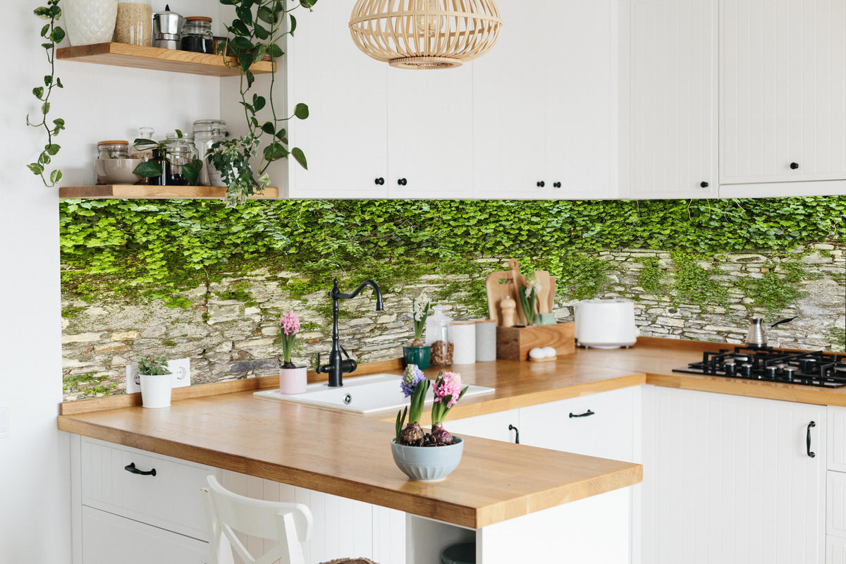 Küche - Grün überwucherte Burgmauer in lebendiger Küche mit bunten Blumen
