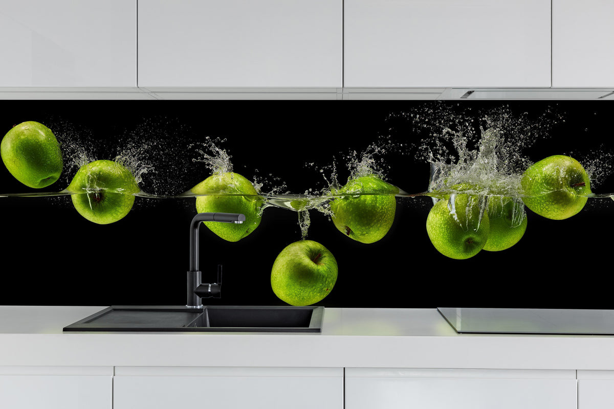 Küche - Grüne Äpfel im Wasser hinter weißen Hochglanz-Küchenregalen und schwarzem Wasserhahn