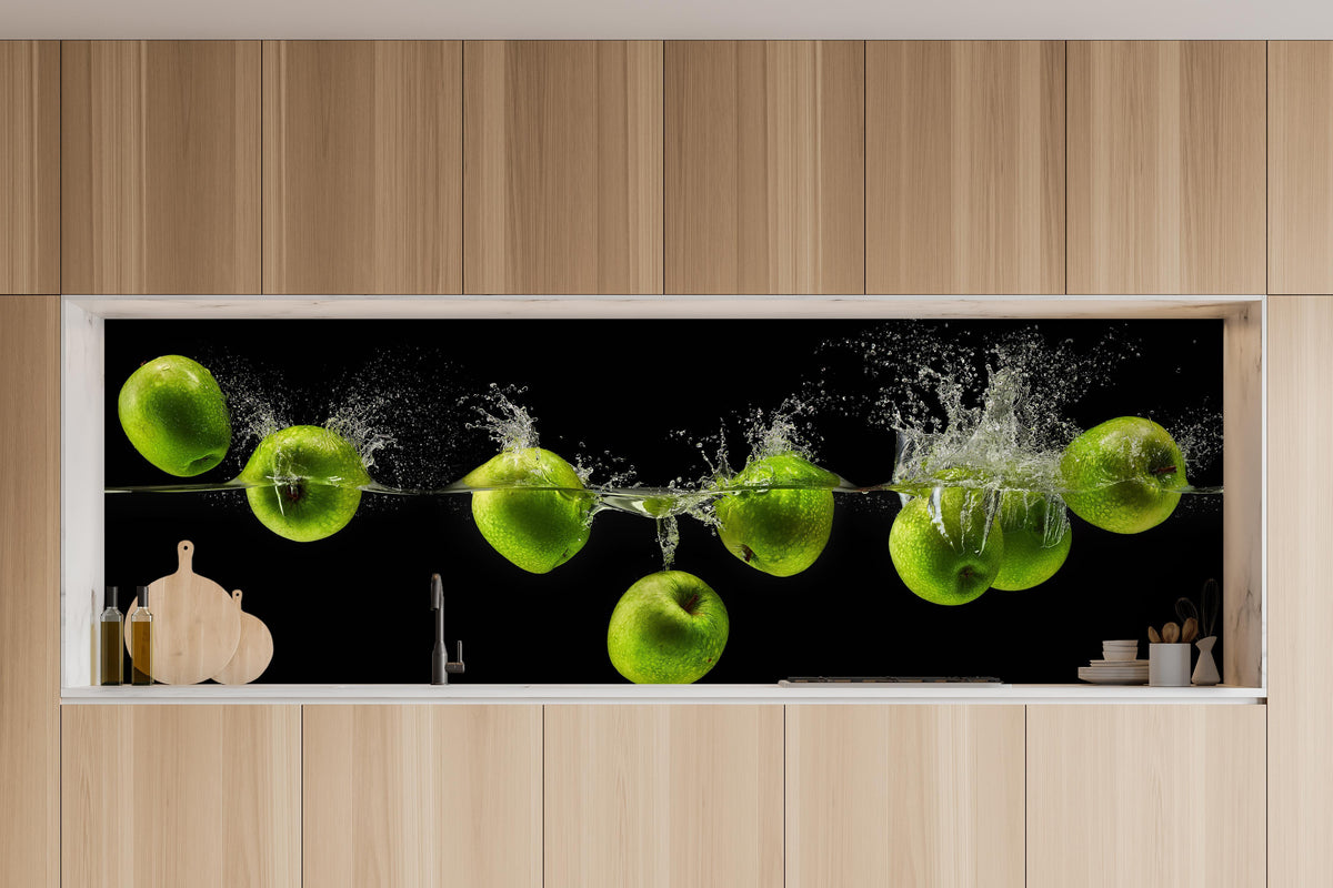 Küche - Grüne Äpfel im Wasser in charakteristischer Vollholz-Küche mit modernem Gasherd
