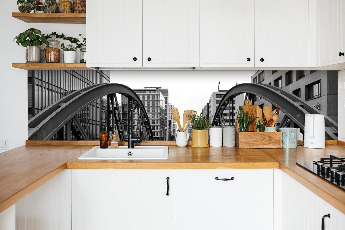 Küche - Hamburg - magische Brücke in weißer Küche hinter Gewürzen und Kochlöffeln aus Holz