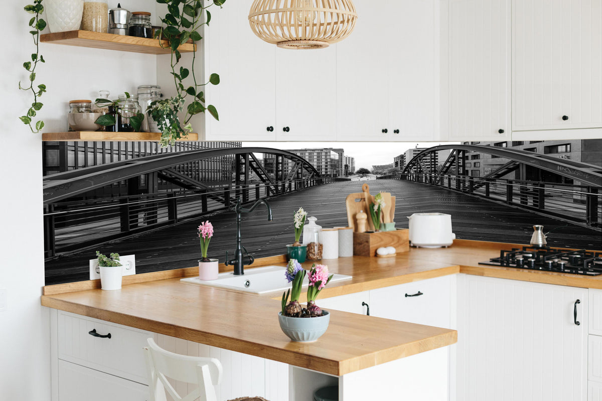 Küche - Hamburg - magische Brücke in lebendiger Küche mit bunten Blumen