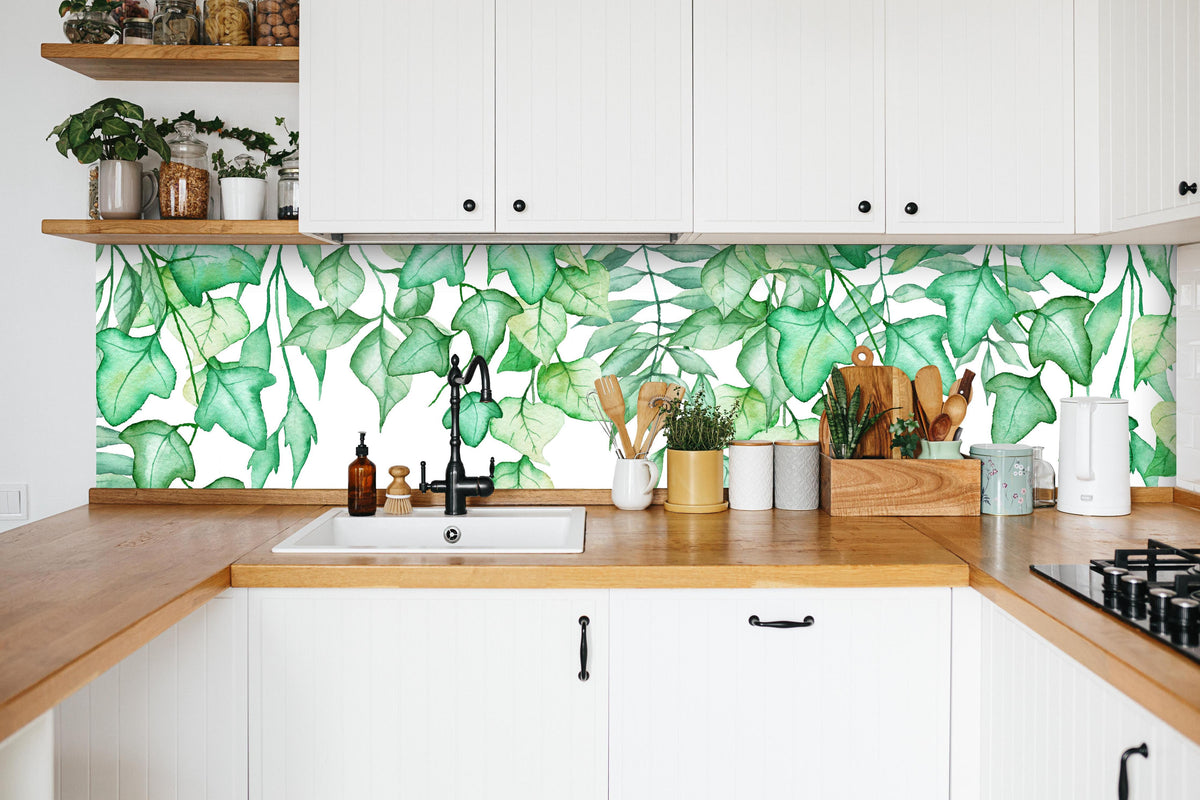 Küche - Handgezeichneten Aquarellblättern und Efeu in weißer Küche hinter Gewürzen und Kochlöffeln aus Holz