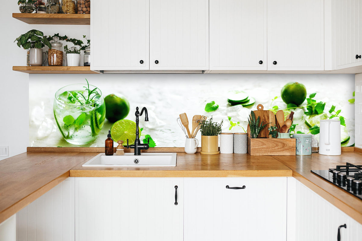 Küche - Hausgemachte Limettenlimonade mit Gurke in weißer Küche hinter Gewürzen und Kochlöffeln aus Holz