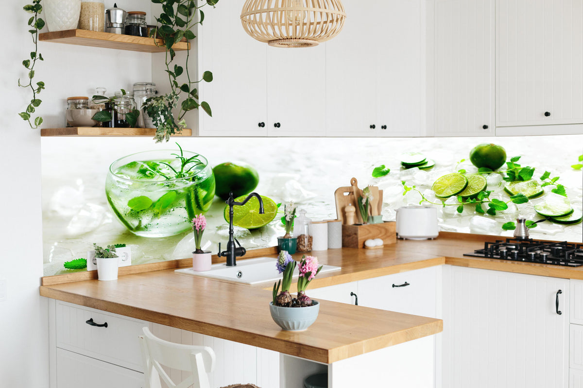 Küche - Hausgemachte Limettenlimonade mit Gurke in lebendiger Küche mit bunten Blumen