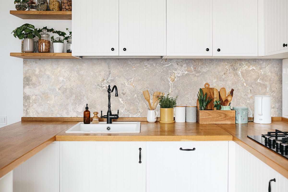 Küche - Hell bräunliche edle Marmortextur in weißer Küche hinter Gewürzen und Kochlöffeln aus Holz