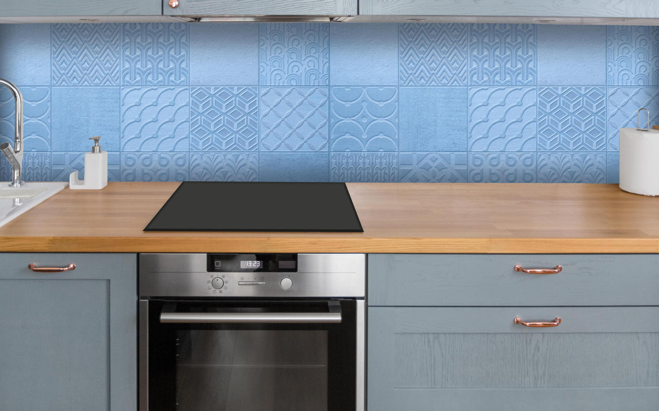 Küche - Hellblaue Fliesenmuster  über polierter Holzarbeitsplatte mit Cerankochfeld