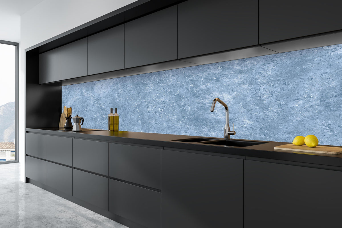 Küche - Hellblaue getünchte Wandtextur in tiefschwarzer matt-premium Einbauküche