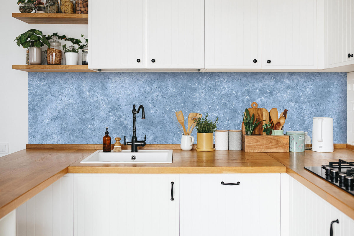 Küche - Hellblaue getünchte Wandtextur in weißer Küche hinter Gewürzen und Kochlöffeln aus Holz