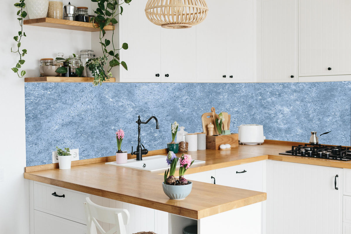 Küche - Hellblaue getünchte Wandtextur in lebendiger Küche mit bunten Blumen