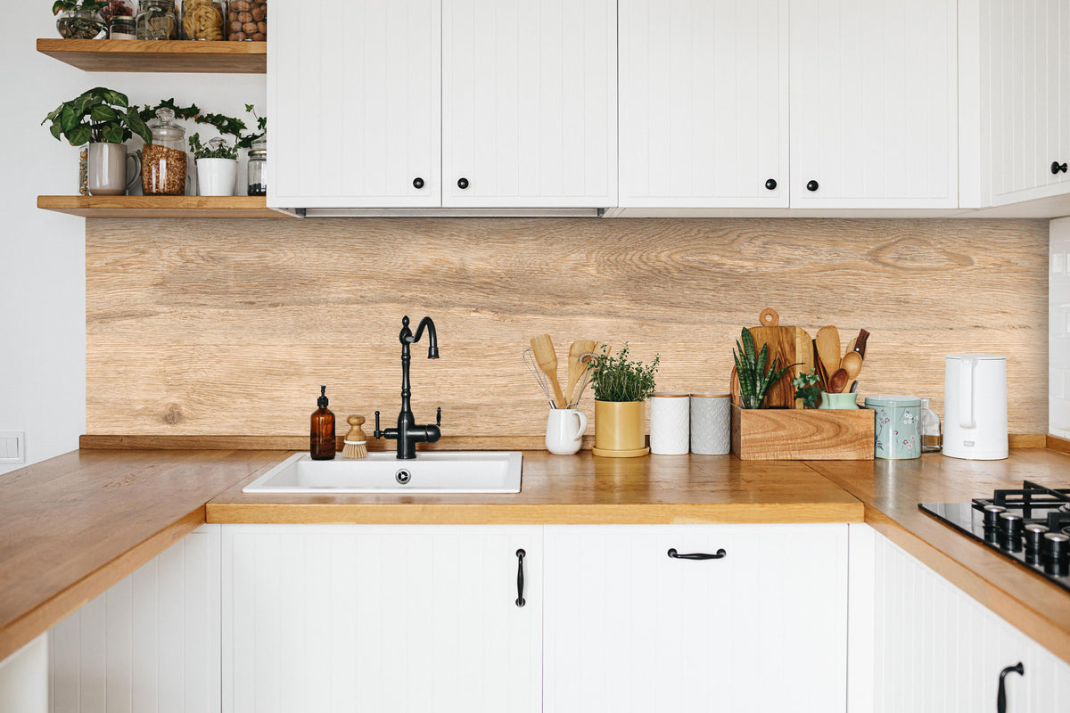 Küche - Hellbraunes Eichenholz in weißer Küche hinter Gewürzen und Kochlöffeln aus Holz