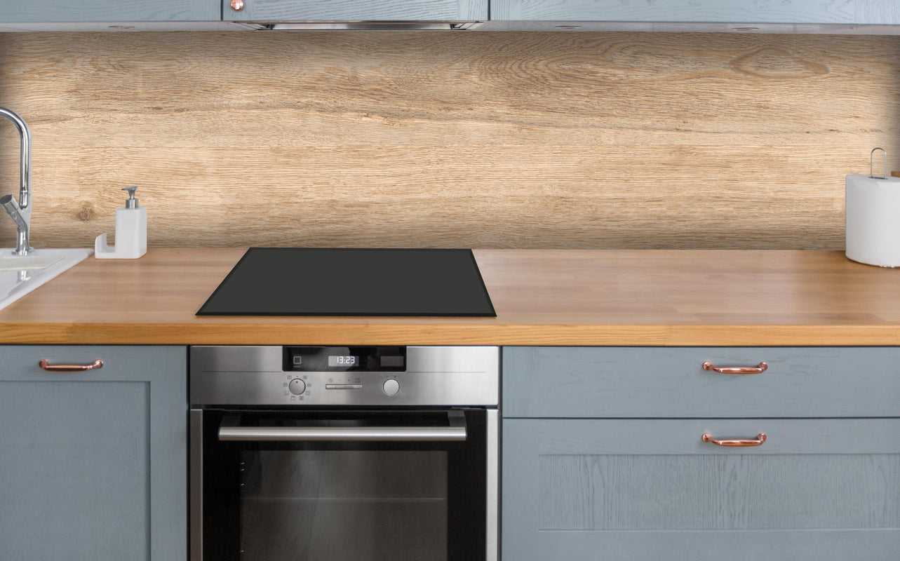 Küche - Hellbraunes Eichenholz über polierter Holzarbeitsplatte mit Cerankochfeld